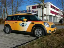 Mini Cooper in den Schweizer Postautofarben in Bargen am 16.01.2011