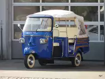 Blaue Vespa Car in Zollikofen am 11.02.2011