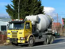 SCANIA mit Betonmischeraufbau ist am Weg zum Mischwerk;110120