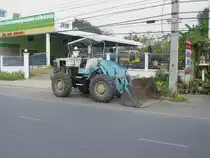 Diesen wahrscheinlich schon recht betagten Radlader von Caterpillar (Typ TRM ?) fotografierte ich am 14.02.2011 in Buri Ram / Thailand