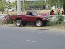 Dieser Toyota mit Normalkabine aber hoch gesetzt in Buri Ram / Thailand am 14.02.2011