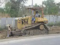 Eine CATERPILLAR D5H LGP Series II Planierraupe bei Straenbauarbeiten im Raum Buri Ram / Thailand am 14.02.2011