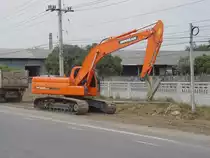 Der Doosan DX 225LCA Bagger ist am 14.02.2011 im Raum Buri Ram / Thailand bei Straenbauarbeiten eingesetzt.