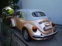 VW-1303(Cabrio)wartet in einem kleinen Vorgarten auf die nchste Ausfahrt;100529