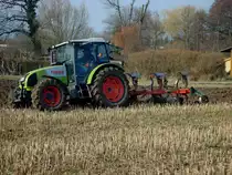 Claas Celtis 436RX, hier beim Pflgen mit angebautem 3-Schar-Wendepflug, der Allradschlepper hat einen 4-Zyl.Turbo-Diesel mit 4525ccm und 80PS, wurde von 2003-08 gebaut, Feb.2011