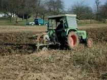 Fendt Farmer 200S, hier mit 2-Schar-Wendepflug bei der Arbeit, der Schlepper wurde von 1974-82 gebaut, 3-Zyl.Diesel luftgekhlt mit 2826ccm und 35PS, Feb.2011 