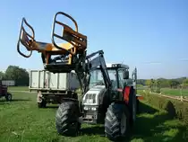 Steyr 9100m, hier mir Frontlader fr Rundballen, der sterreichische Allradschlepper hat 100PS, Produktionsbeginn war 1994, Juni 2009