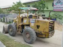 Bei einem Baumarkt steht ein Komatsu Radlader am 14.02.2011