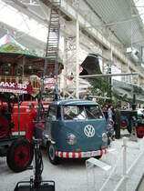 Ein VW Bulli mit Leiter in Technik Museum Speyer am 19.02.11