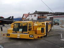 Ein Flughafen Flugzeugschlepp Fahrzeug in Technik Museum Speyer am 19.02.11