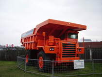 Ein gro�er Oranger Dumper in Technik Museum Speyer am 19.02.11