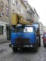 MAZ kleine Autokran fotografiert in Lviv, Ukraine am 24-03-2008.