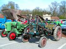 Hanomag_R12(Nr2207268,Bj 1955)neben einigen anderen Oldtimertraktoren; 080330