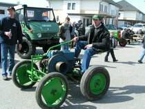 Ein einfaches Gefhrt, kurvt am Sammelplatz seine Runden; 080330