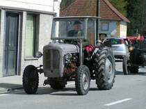 Massey-Ferguson_35X, nimmt an der Oldtimertraktorenrundfahrt in St. Martin/Innkr. teil; 080330