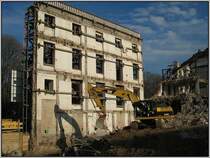 Ein CAT-Bagger Typ 320D bei Aufrumarbeiten am 22.11.2007 nahe dem Hofgarten in Dsseldorf. Hier wurde ein grerer Brogebude-Komplex abgerissen, um Platz zu schaffen fr ein neues Brogebude sowie Luxuswohnungen, Projektbezeichnung  Hofgarten Palais . Die Wohnungen u.a. sollen hinter diese alte denkmalgeschtzte Fassade kommen, die hier groem Aufwand gesichert wird.