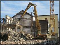 Ein CAT-Bagger Typ 330 bei Abbrucharbeiten am 22.11.2007 nahe dem Hofgarten in Dsseldorf. Hier wurde ein grerer Brogebude-Komplex abgerissen, um Platz zu schaffen fr ein neues Brogebude sowie Luxuswohnungen, Projektbezeichnung  Hofgarten Palais .