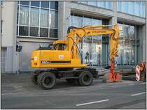Ein Hyundai-Bagger in der Dsseldorfer Elisabethstrae gegenber der Kirche St. Peter, aufgenommen am 24.11.2007.