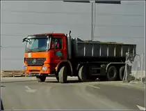 Dieser Mercedes Actros verl�sst beladen eine Baustelle am 07.03.2011.