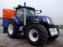 NEW-HOLLAND T7070 r�stet sich zum Rieder-Faschingsumzug;110220