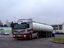 ACTROS,Wielend-Tanksattel ist mit einer Ladung Milch unterwegs;110218