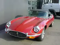 Jaguar E Type Roadster der dritten Serie. Der E Type wurde von 1961 - 1975 in verschiedenen Serien gebaut. Bis 1964 wurde der E Type von einem 3.8l 6-Zylinderreihenmotor angetrieben. Von 1964 - 1971 tat ein 4.2l Reihensechszylindermotor seinen Dienst im E Type. Beide Motoren leisteten 269 PS. Ab 1971 wurde ein V12-motor mit 5.343 cm� verbaut, der 276 PS leistete. Besucherparkplatz des D�sseldorfer Meilenwerkes 06.03.2011.
