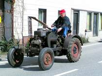 Kleiner Traktor mit Mhwerk und integrierter Antriebsscheibe; 080330