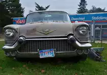 Frontansicht eines 57er Cadillac, gesehen am 10.03.2011 bei einem Autolackierbetrieb in Kohlscheid bei Aachen. Das Bild wurde von der Roermonderstrasse aus durch den Zaun gemacht.