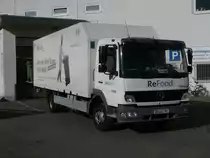 Kasten-Mercedes beim Abholen von Abf�llen am 07.M�rz 2011 an einem Supermarkt in Bergen/R�gen.