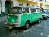 Weitgereister VW BUS T2, gesehen in Berlin, 05/2007.