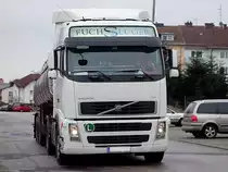 VOLVO_FH-400 mit Milchtanksattelauflieger kurz vor vorm Rieder Milchtrocknungswerk;110225