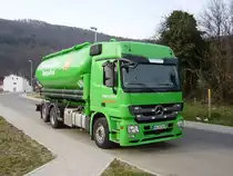 Ein neuer gr�ner Mercedes Benz Silo LKW in Kleingem�nd am 12.03.11 