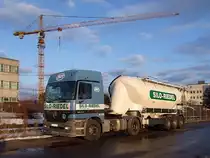 ACTROS-1843 wartet mit dem Zement beladenen Auflieger auf die Entleerung;110205