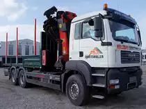 MAN TGA33.360 begibt sich nach erfolgter Holzzustellung ins Wochenende;110311