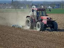 Case IH 5130, wirbelt ganz sch�n Staub auf beim Eggen, der Allradschlepper mit 6-Zyl.Turbodiesel und 100PS wurde von 1989-97 gebaut, M�rz 2011 