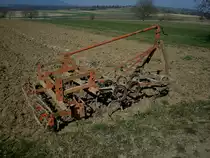 Federzinkenegge mit Nachl�ufer, ein Ackerger�t zur Saatvorbereitung, M�rz 2011