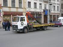 Abschleppfahrzeug fotografiert in Lviv, Ukraine am 27-03-2008.