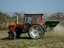 Torpedo TD 4506C, dieser Ackerschlepper wurde im ehemaligen Yugoslawien nach einer Deutz-Lizenz gebaut, luftgek�hlter 3-Zyl.Diesel mit 2800ccm und 45PS, hier mit angebautem Scheibend�ngerstreuer, M�rz 2011