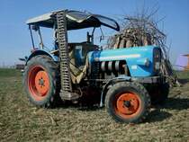 Eicher Ackerschlepper mit angebautem Mhbalken in Transportstellung, Mrz 2011