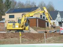 Komatsu PW 140 von der Firma WENDE arbeitet auf einer Baustelle in 36100 Petersberg - Marbach, März 2011