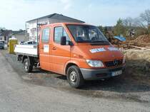 MB Sprinter als Doppelkabiner mit Ladepritsche der Firma WENDE auf einer Baustelle in 36100 Petersberg-Marbach, März 2011