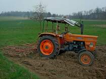 Fiat 400, Baujahr 1972, 3-Zyl.4-Takt-Diesel mit 2500ccm und 38PS, hier mit dreiteiliger Zinkenegge bei der Arbeit,  Mrz 2011