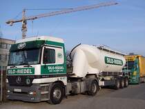 ACTROS-1843 wartet auf die Entladung seiner grauen Staubpulver-Fracht;110123