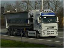 Volvo FH 500 unterwegs auf der Autobahn bei Antwerpen am 11.03.2011.