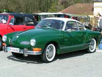 Volkswagen(Karmann Ghia) mit aufgebundem historischem Koffer, hat soeben am Parkplatz anlsslich des Oldtimertreffens in St.Martin/Innkreis  Platz genommen; 080330