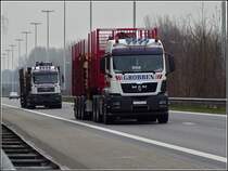 2 MAN Kurzholzhngerzge der Firma Grobben aufgenommen am 09.03.2011.