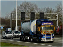 Eine schne Scania Zugmaschine mit Sattelauflieger fuhr mir am 11.03.2011 vor die Linse.