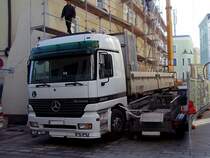 ACTROS-2543 ist mit einer Ladung Steckgerstteile vorgefahren, welche sogleich zu einem Baugerst komplettiert werden;110312