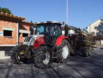 STEYR-4120profi zieht einen mit Rundstmmen beladenen KESLA-Forstanhnger hinter sich her;110225