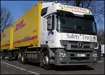 08.03.2011: Mercedes Actros 2541 - hier als Hngerzug vom Paketdienst DHL  ...